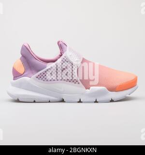 Blanco zapatillas Nike Dart 9 de color rosa con logo aislado sobre fondo blanco Fotografía stock -
