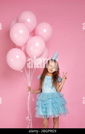 Niña usando sombrero azul para una fiesta: fotografía de stock ©  Wavebreakmedia #28060759