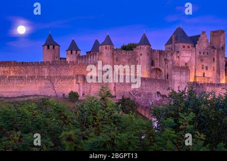 Castillo medieval Comtal castillo en la cima de una colina en la ciudad fortificada de Carcassonne, Francia, Europa Foto de stock
