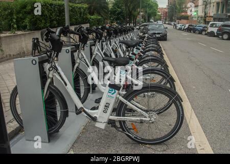 Madrid, España. 22 de abril de 2020. El retorno del uso de la bicicleta como medio de transporte en Madrid. Crédito: Alberto Sibaja Ramírez/Alamy Live News Foto de stock