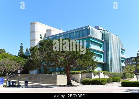IRIVNE, CALIFORNIA - 21 DE ABRIL de 2020: McGaugh Hall en el campus de la Universidad de California Irvine, UCI. Foto de stock