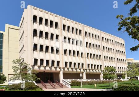 IRIVNE, CALIFORNIA - 21 DE ABRIL de 2020: Rowland Hall en el campus de la Universidad de California Irvine, UCI. Foto de stock