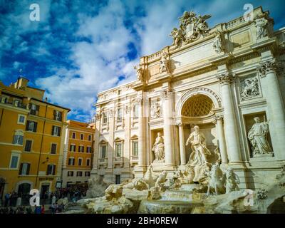 Roma, Italia. 31 de octubre de 2018: Fontana de Trevi en Roma, Italia. Es la fuente barroca más grande de la ciudad y una de las fuentes más famosas de la ciudad