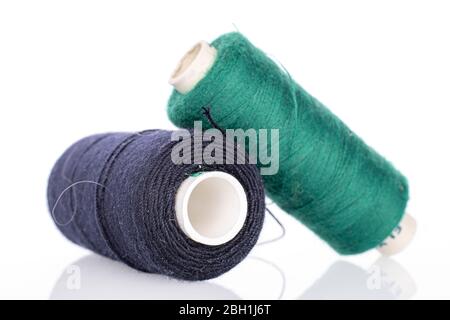 Grupo de dos bobinas de rosca verde y azul oscuro aisladas sobre blanco Foto de stock