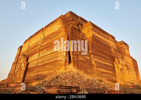 Una imagen de febrero de 2020 de Mingun Paya - una estupa monumental, inacabada cerca de Mandalay, Myanmar. Foto de stock