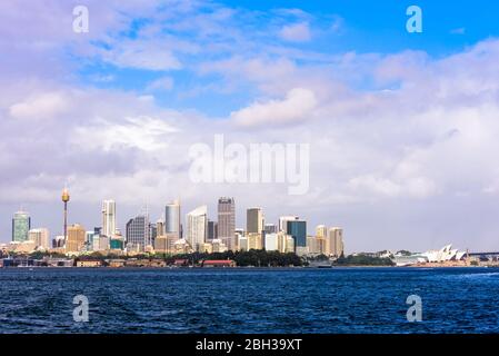 Sídney, Australia. Vista del distrito central de negocios de Sydney en un soleado día de verano con un cielo azul parcialmente nublado a través de Port Jackson. Foto de stock