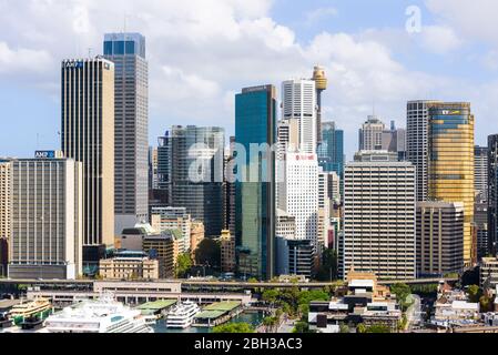 Vista del distrito central de negocios de Sydney en un soleado día de verano con un cielo azul parcialmente nublado a través de Port Jackson. Nueva Gales del Sur, Australia. Foto de stock