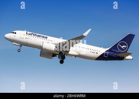 Stuttgart, Alemania – 15 de septiembre de 2019: Lufthansa Airbus A320neo en el aeropuerto de Stuttgart (STR) en Alemania. Foto de stock
