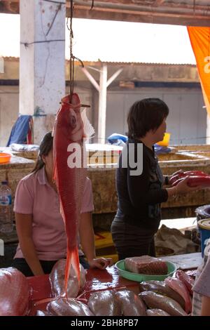 Tomohon, Indonesia - 12 de agosto de 2017: La gente en el mercado de pescado en Tomohon, Indonesia Foto de stock