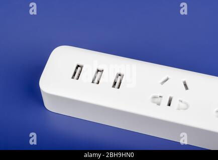 Regleta con tres tomas eléctricas estándar chino o universal, interruptor de circuito de alimentación iluminado y 3 puertos de concentrador de carga USB. Foto de stock