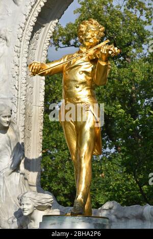 Austria, Viena, centro de la ciudad, Parque de la ciudad de Viena, Johann Straus, monumento de Johann Straus, luz del día, Foto de stock