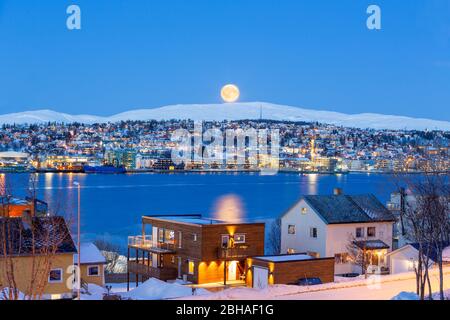Tromso City en plena Luna en invierno, Navidad en Tromso, Noruega