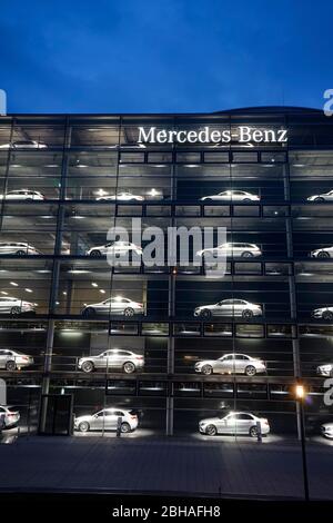 Alemania, Baviera, Munich, Mercedes-Benz sucursal, exterior, expide coches en seis plantas