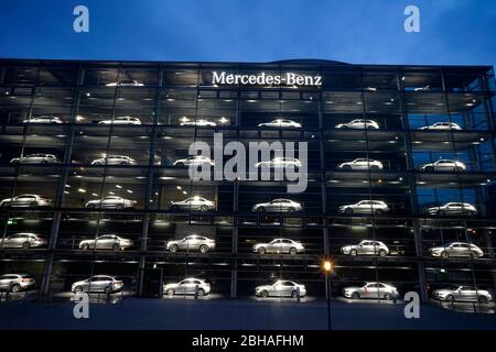 Alemania, Baviera, Munich, Mercedes-Benz sucursal, exterior, expide coches en seis plantas