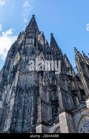 El cielo azul y la catedral de Colonia