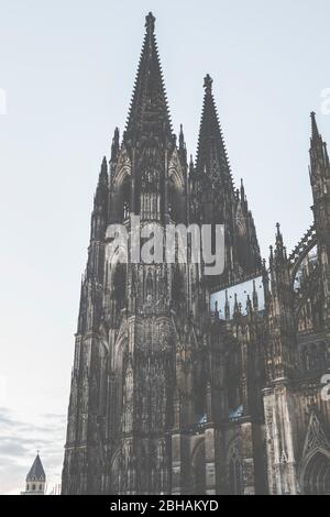 La Catedral de Colonia, edificio gótico en la metrópolis del Rin.