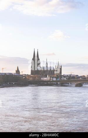 Vistas a la ciudad de Colonia con el Rin, la catedral de Colonia y los puentes.