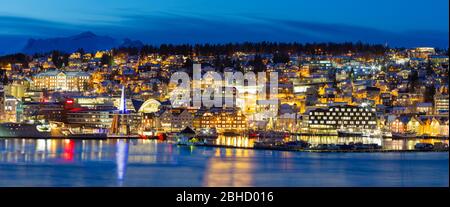 Vista panorámica de Tromso por noche polar, invierno, Navidad en Tromso, Noruega