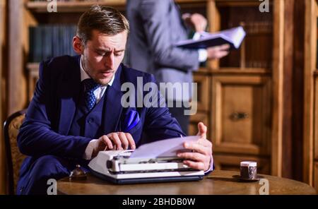 Antiguos autores escribiendo en una biblioteca
