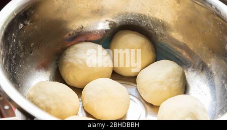 bolas de masa levantándose en un tazón de acero inoxidable listo para hacer dhal puri Foto de stock