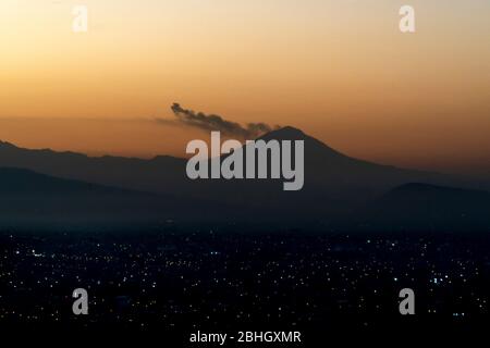 Vista aérea del volcán Popocatepetl que estalla cerca de la ciudad de méxico al amanecer
