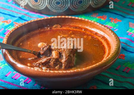 Estofado tradicional de birria de ternera, comida mexicana de desayuno  Fotografía de stock - Alamy