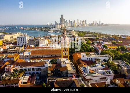 Vista aérea del centro histórico de Cartagena, Colombia. Panorama de las partes antiguas y nuevas de la ciudad de Cartagena. Foto de stock