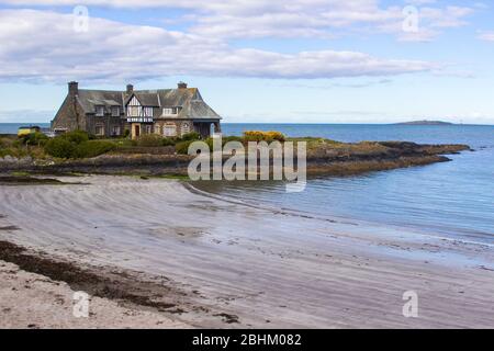 26 de abril de 2020 Condado de Down Irlanda del Norte. Una lujosa villa situada a orillas del agua en la carretera costera de Portavoe Donaghadee Foto de stock