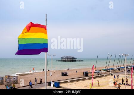 Bandera Rainbow volando sobre West Pier, Brighton, East Sussex, Inglaterra, GB, Reino Unido Foto de stock