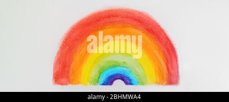 Rainbow pintando niños dibujando en aguarelle de colores gouache para la positividad durante la pandemia de COVID-19. Banner panorámico.