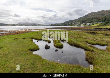 La Bahía de la hermosa Muck en la ciudad de Portree en la Isla de Skye en Escocia Foto de stock