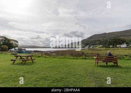 La Bahía de la hermosa Muck en la ciudad de Portree en la Isla de Skye en Escocia Foto de stock