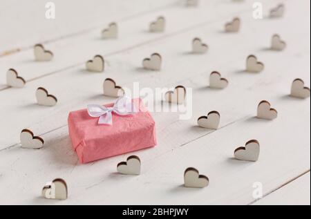 Caja de corazón rojo, día de San Valentín, concepto de amor. Abrir