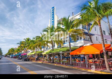 MIAMI, FLORIDA - 6 DE ENERO de 2014: Ocean Drive en el Breakers Hotel en Miami Beach.