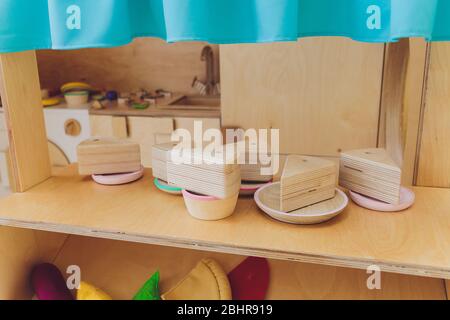 Bebé jugando con cocina de madera Fotografía de stock Alamy Bebé jugando con cocina de madera Fotografía de stock Alamy
