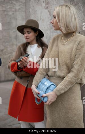 Moda blogger ropa de estilo urbano antes de Etro Fashion Show en Milán  Fashion Week colecciones de primavera / verano mujer 2023 Fotografía de  stock - Alamy