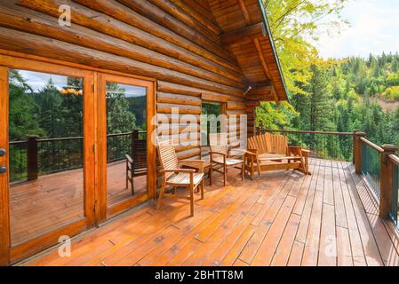 Construcción de un deck de madera exterior en primavera con el encuadre