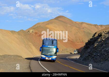 Autobús en Panamericana, cerca de Tacna, Provincia de Tacna, Perú Foto de stock