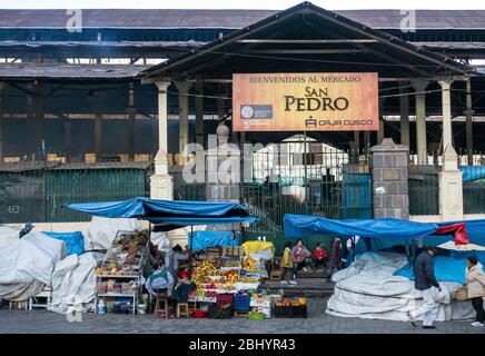 Puestos de venta de bienes en el mercado de San Pedro en Cusco, Perú Foto de stock