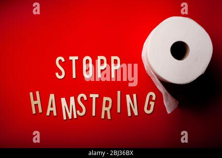 stopp hamstring texto noruego palabra madera carta sobre fondo rojo coronavirus covid-19 Foto de stock