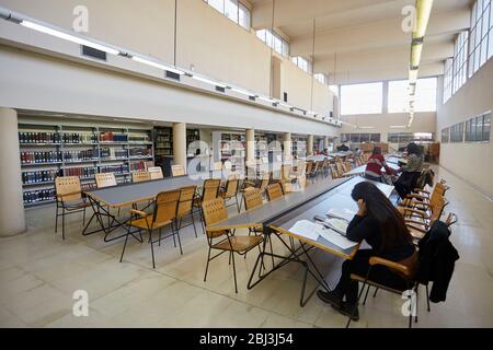 MENDOZA, ARGENTINA, 10 de junio de 2015. Biblioteca General San Martín, sala de lectura y estudio, Alameda, Ciudad de Mendoza. Foto: Axel Lloret / www.allofotografia.c Foto de stock