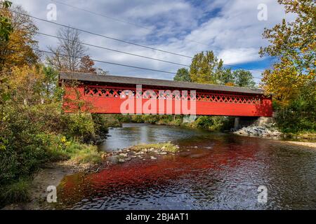 El encantador puente cubierto Henry en Bennington en Vermont. Foto de stock