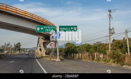 Autopista Federal Mexicana 15, Jalisco / México. 14 de enero. 2020. Puente vehicular sobre la carretera Guadalajara - Tepic con dirección a Tequila
