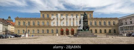 Panorama de la Residencia de Munich (Residenz). Contiene el tesoro real. Con estatua del rey Maximiliano I José de Baviera. Destino turístico. Foto de stock