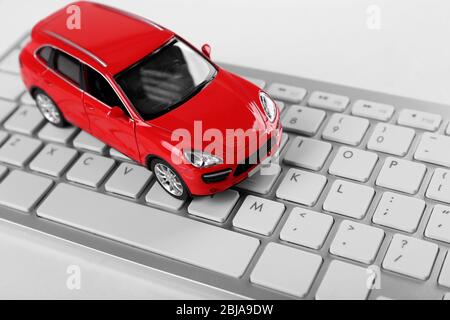 Coche de juguete rojo en un teclado Foto de stock