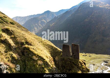 Cáucaso, Georgia, región de Tusheti, Dartlo. Vista de una torre medieval en el pueblo de Dartlo w Foto de stock
