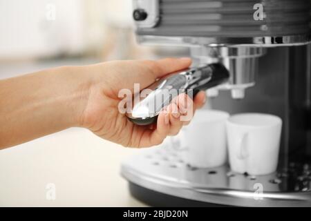 Cafetera espresso, batidora de mano, hervidor de agua y tostadora para  preparar el desayuno sobre fondo violeta. 3d ml de cafetera para preparar  café con leche Fotografía de stock - Alamy