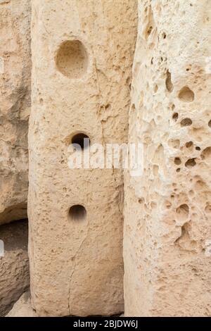 Agujeros tallados en piedra, posiblemente para sostener los postes de la defensa de la puerta, Hagar Qim templo prehistórico, Qrendi, Malta Foto de stock