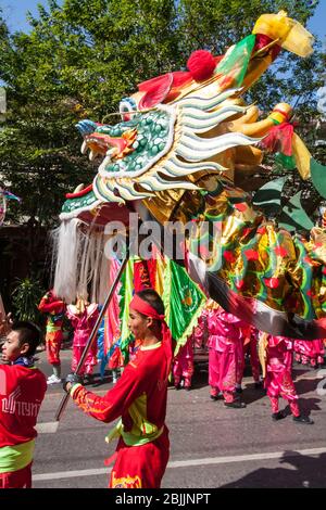 Khon Kaen - 21 de noviembre de 2009: Dragón chino en el Festival de la Seda. Es un evento anual. Foto de stock