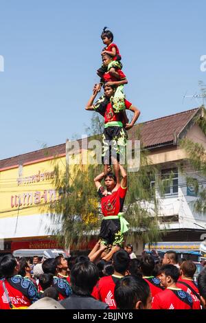 Khon Kaen - 21 de noviembre de 2009: Pirámide humana en el Festival de la Seda. Es un evento anual. Foto de stock